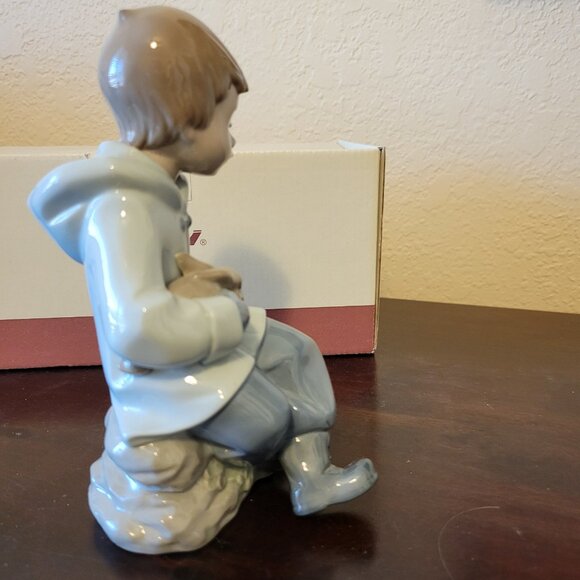 Nao Lladró Porcelain Figurine Boy "Resting on Excursion” #1037 - Picture 6 of 12